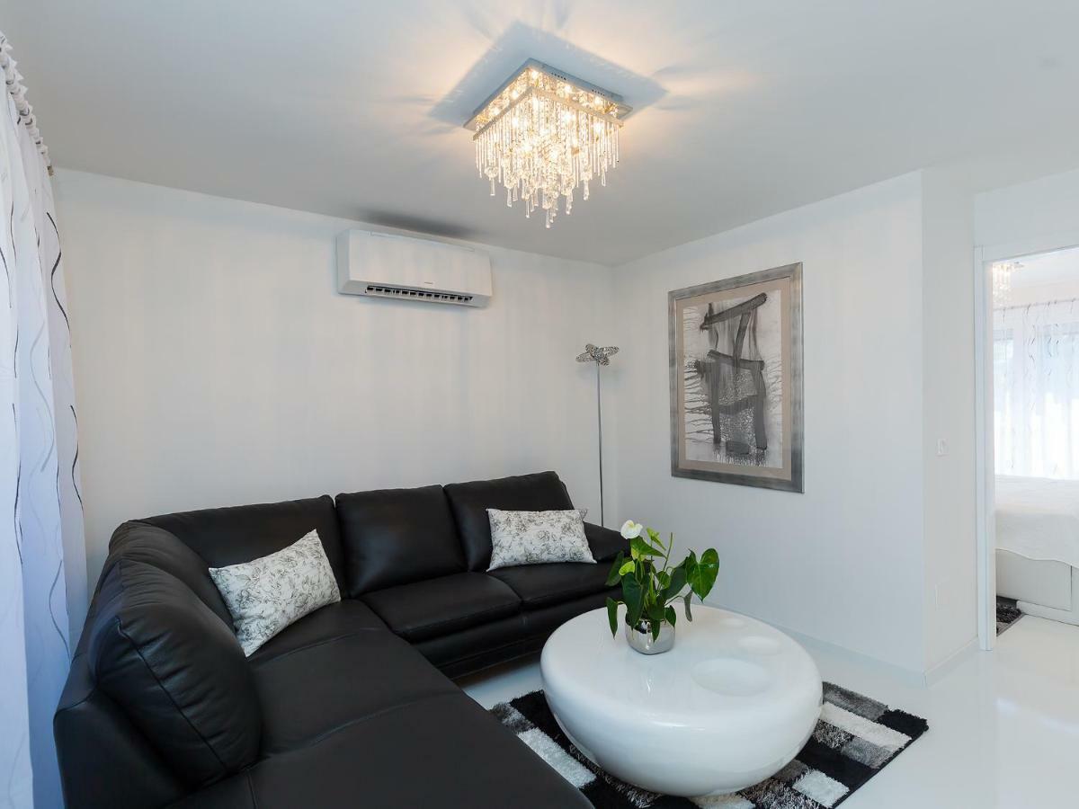 Apartmani Beril Lux โรวีน ภายนอก รูปภาพ