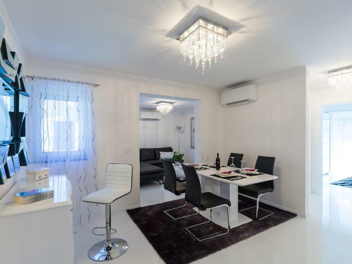 Apartmani Beril Lux โรวีน ภายนอก รูปภาพ