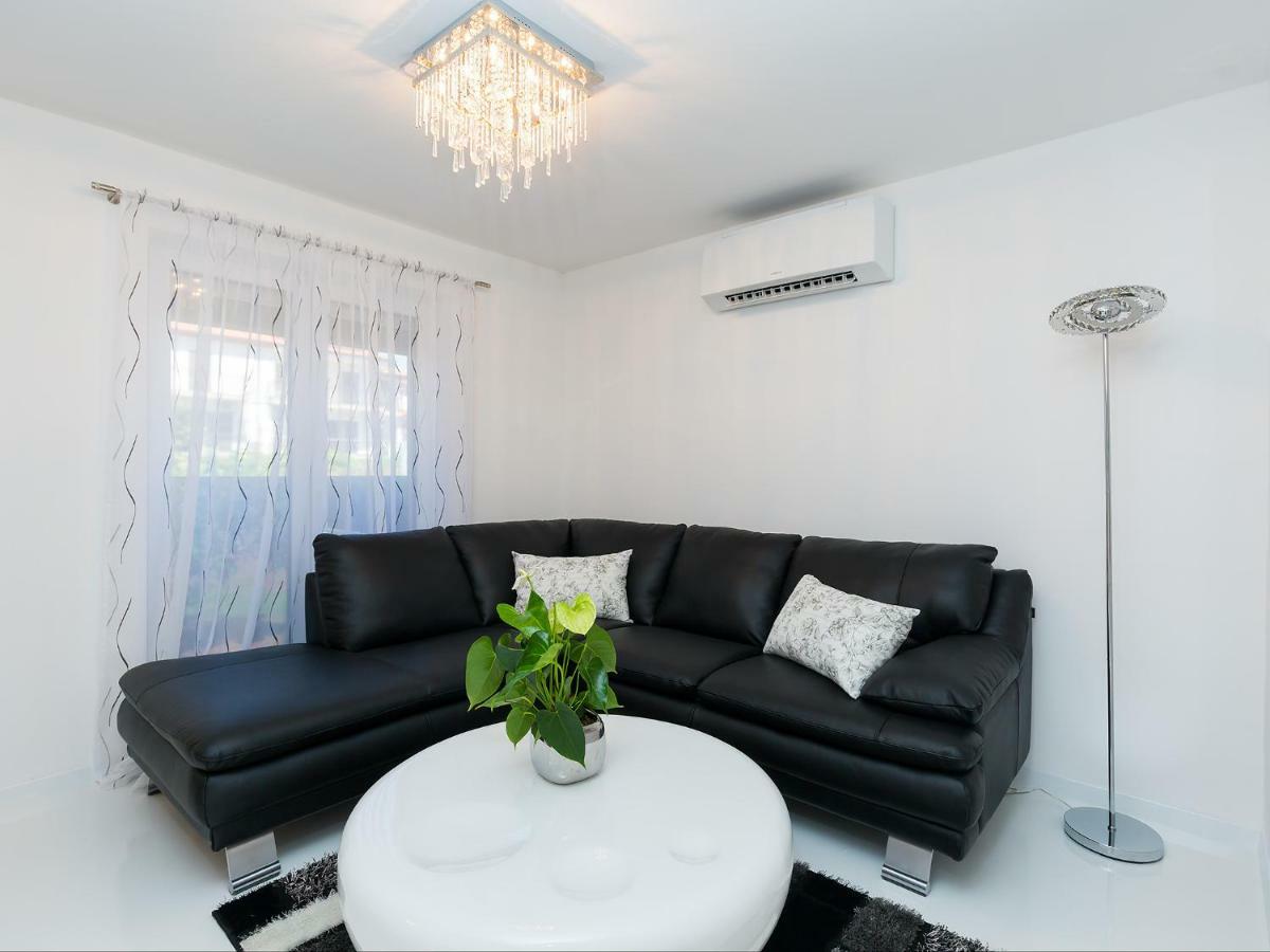 Apartmani Beril Lux โรวีน ภายนอก รูปภาพ